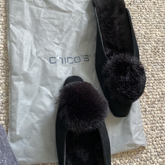 New size 9.5 Chico faux black suede pull on with fur lining and Pom pom - Picture 7 of 7